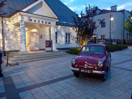 Zabytkowe auta, „Miś” i kolejka wąskotorowa na Piaseczyńskiej Nocy Muzeów