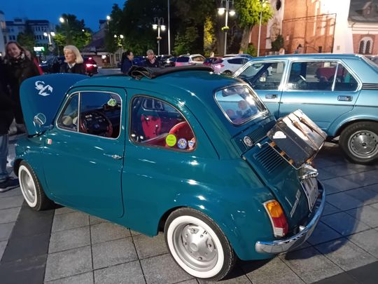 Zabytkowe auta, „Miś” i kolejka wąskotorowa na Piaseczyńskiej Nocy Muzeów