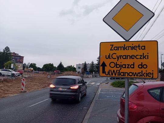 Tak zmienia się skrzyżowanie Julianowskiej i Cyraneczki [ZDJĘCIA]