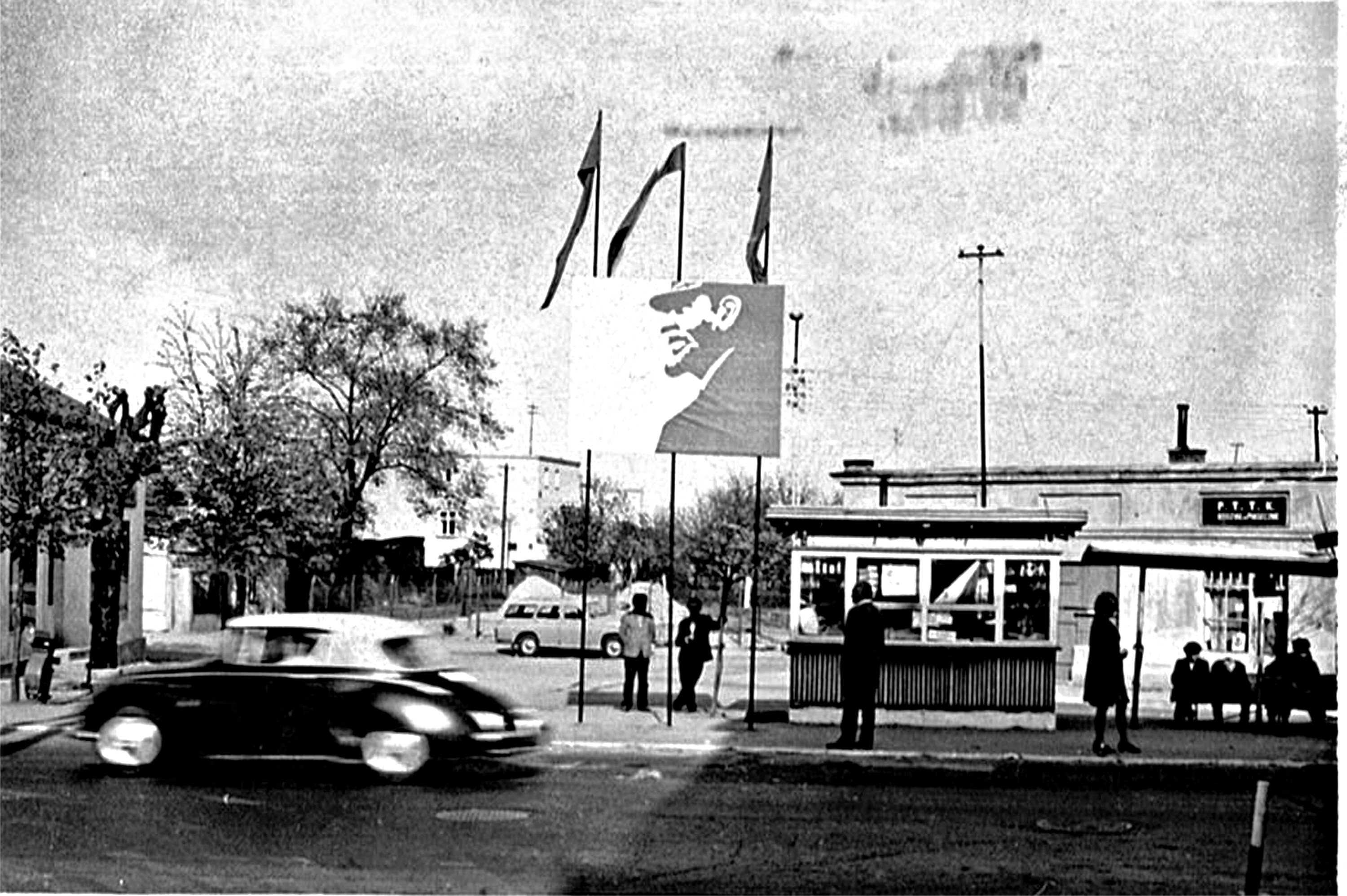 Przystanek autobusowy do Warszawy przy ul. Kościuszki w latach 70. fot: zbiory autorki